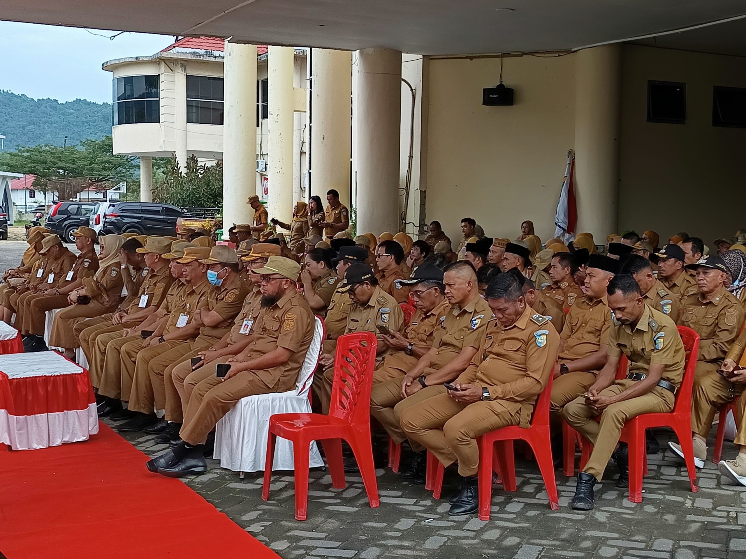 Pemerintah Kabupaten Bolaang Mongondow Utara (Boltara) menggelar Apel Kerja Perdana pasca Cuti Bersama Natal 2025 dan Tahun Baru 2026, yang dipusatkan di Halaman Kantor Bupati, Senin (05/01/2026). Kegiatan ini menjadi penanda dimulainya kembali aktivitas pemerintahan sekaligus momentum penguatan komitmen aparatur dalam memasuki tahun kerja 2026.