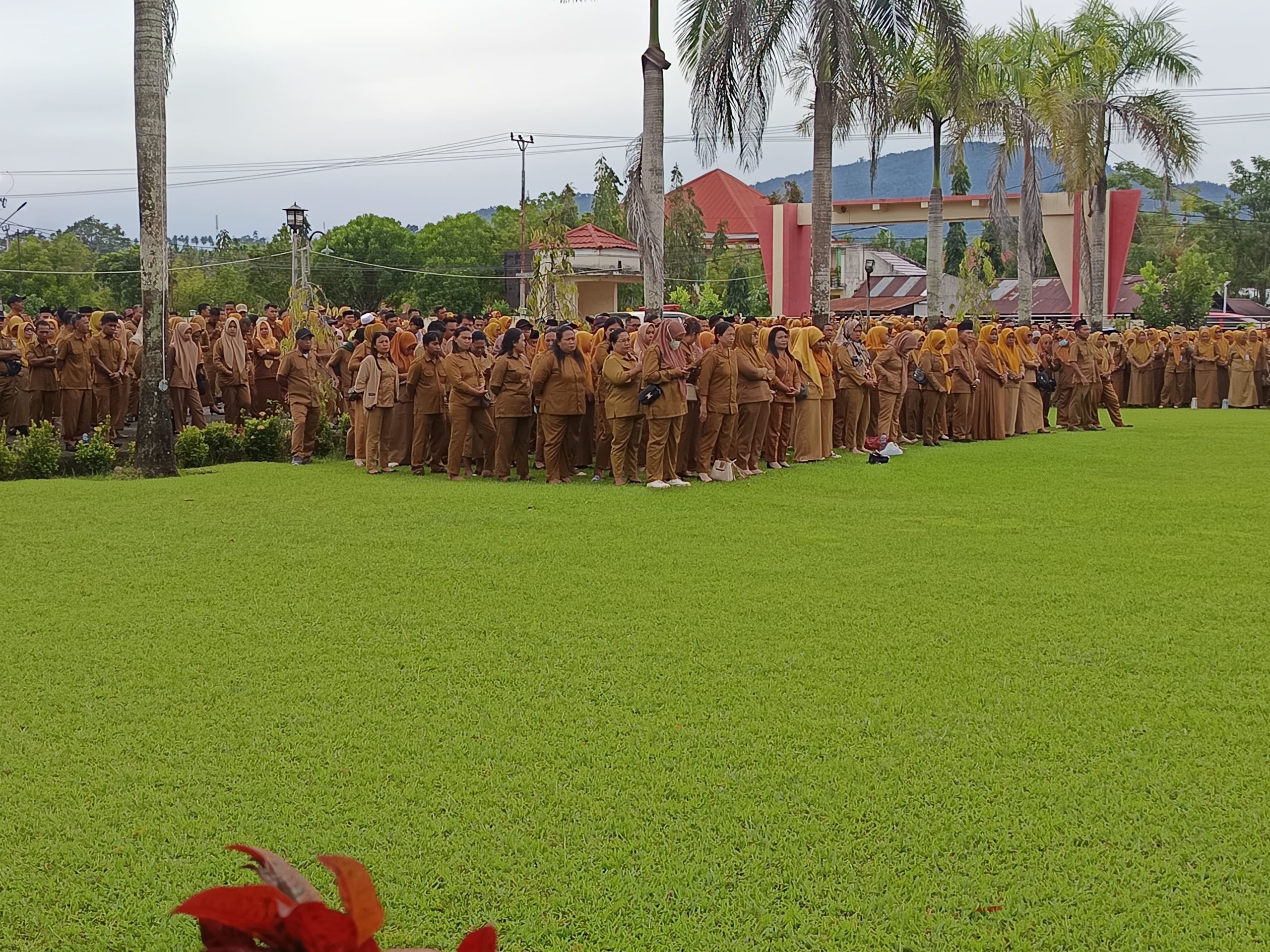 Pemerintah Kabupaten Bolaang Mongondow Utara (Boltara) menggelar Apel Kerja Perdana pasca Cuti Bersama Natal 2025 dan Tahun Baru 2026, yang dipusatkan di Halaman Kantor Bupati, Senin (05/01/2026). Kegiatan ini menjadi penanda dimulainya kembali aktivitas pemerintahan sekaligus momentum penguatan komitmen aparatur dalam memasuki tahun kerja 2026.