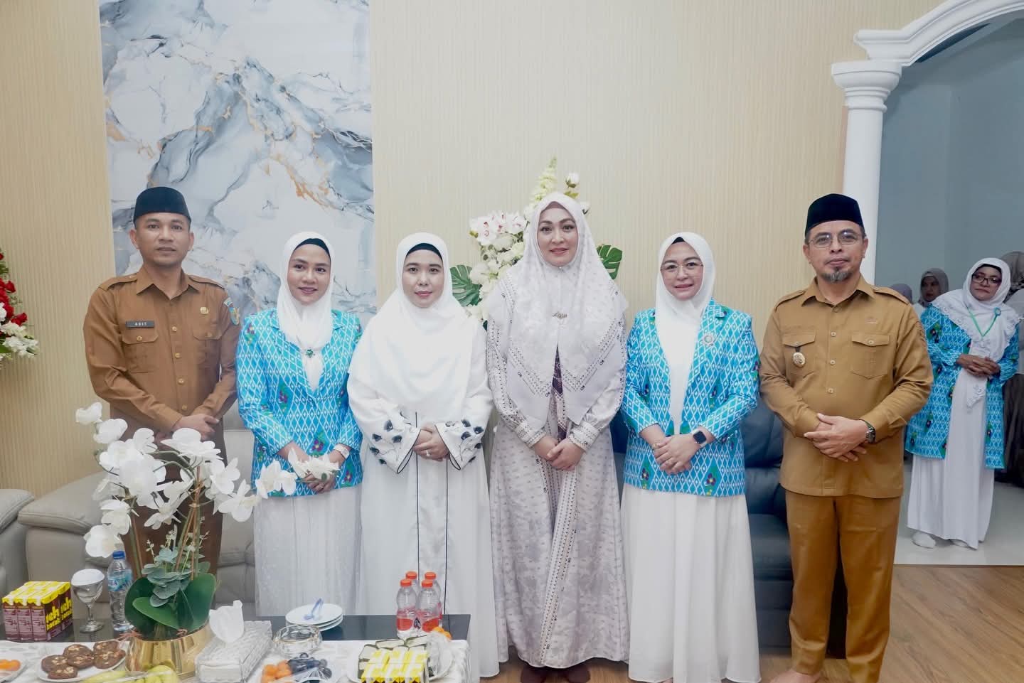 Kegiatan Safari Dakwah bersama Ustazah Angelina Sondakh yang digelar di Masjid Agung Baiturrahman, Boroko, Kabupaten Bolaang Mongondow Utara (Boltara), berlangsung sukses dan penuh khidmat. Kegiatan ini digagas oleh Wanita Islam Alkhairaat (WIA) Bolaang Mongondow Raya (BMR) bekerja sama dengan Pemerintah Daerah Boltara, mengusung tema “Jalin Silaturahim, Pererat Ukhuwah, Wujudkan Umat yang Baik dan Sejahtera”.