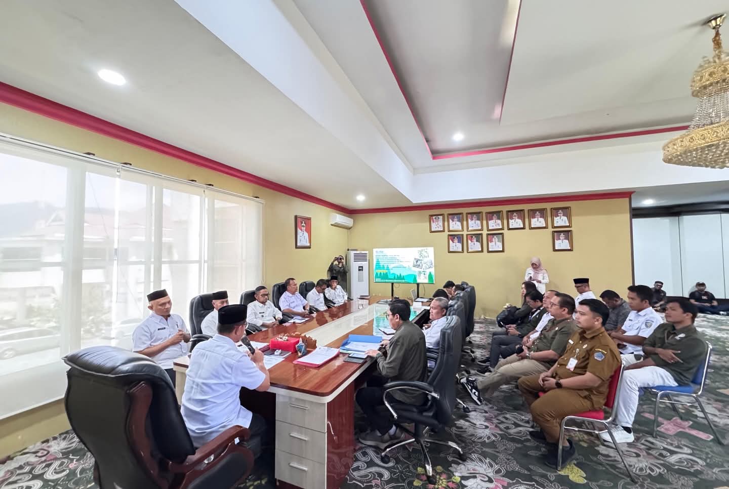 Bupati Bolaang Mongondow Utara (Boltara), Dr. Sirajudin Lasena, S.E., M.Ec.Dev, mengikuti rapat pembahasan hasil pelaksanaan kegiatan penataan batas kawasan hutan yang dilaksanakan di Ruang Rapat Bupati