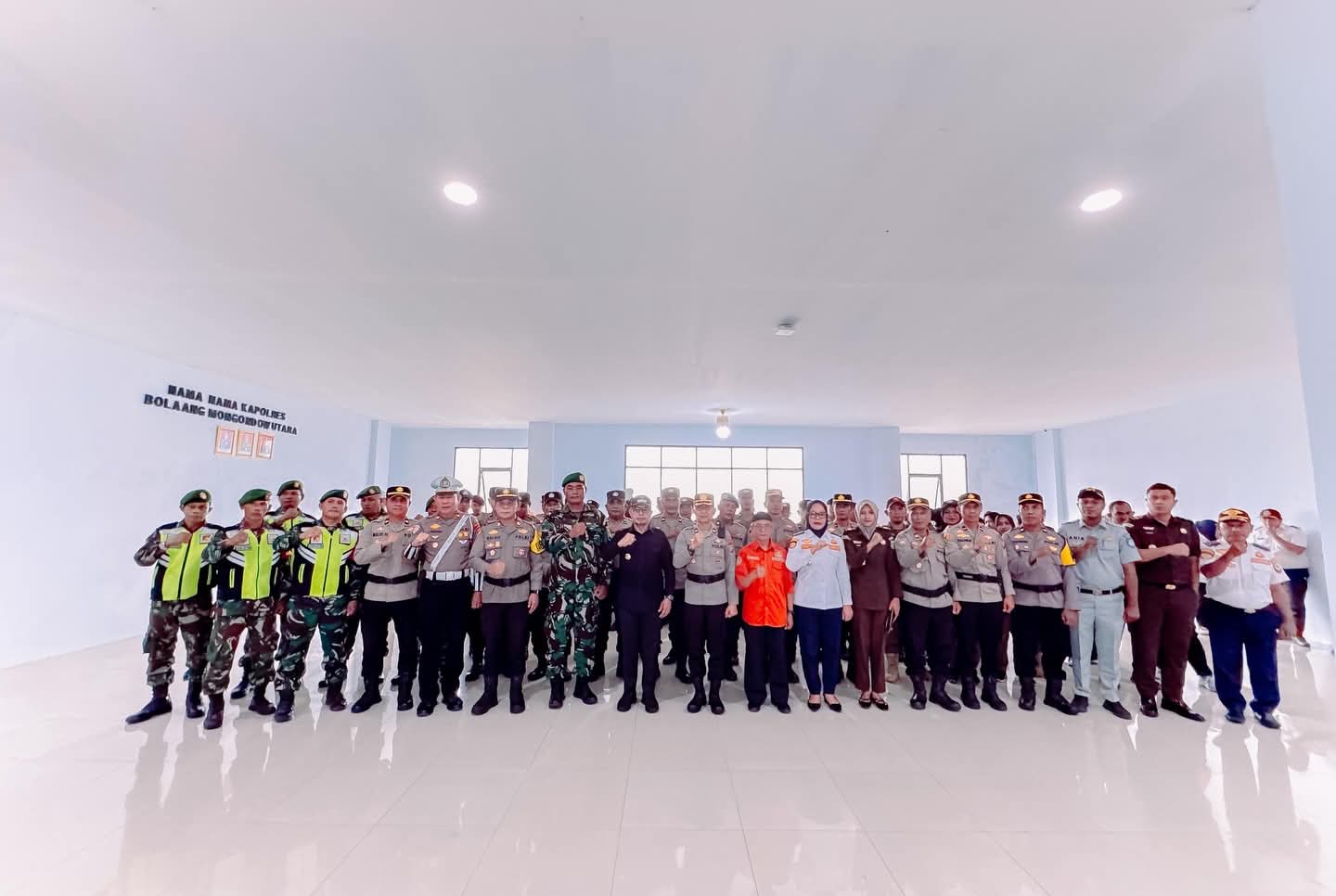 Bupati Bolaang Mongondow Utara (Boltara), Dr. Sirajudin Lasena, SE., M.Ec.Dev, menghadiri Apel Gelar Pasukan Operasi Ketupat 2026 yang dilaksanakan secara serentak di seluruh Indonesia, Kamis (12/03/2026). Kegiatan tersebut berlangsung di halaman Polres Boltara dan diikuti unsur TNI, Polri, serta instansi terkait.