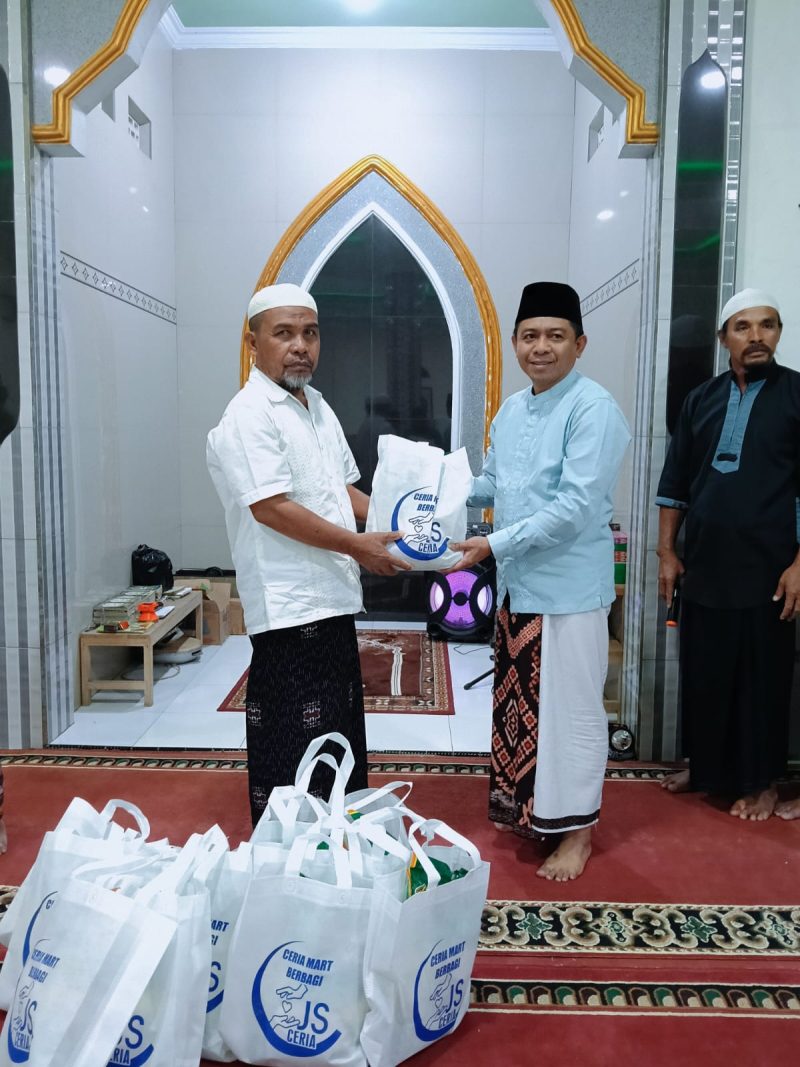 Ketua Syarikat Islam Kabupaten Kepulauan Sangihe, yang Juga merupakan Anggota DPRD Sangihe, Jais Salele Menyerahkan Secara Simbolis Bantuan Sosial Beras 5.Kg kepada Jama'ah Mushollah Cokro Aminto.