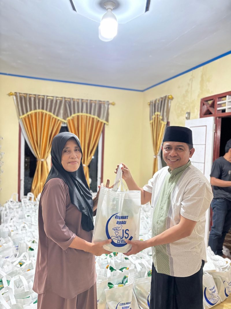 Anggota DPRD Kabupaten Kepulauan Sangihe dari Fraksi Partai Persatuan Indonesia (Perindo), Jais Salele, menyalurkan bantuan beras kepada masyarakat yang membutuhkan. 