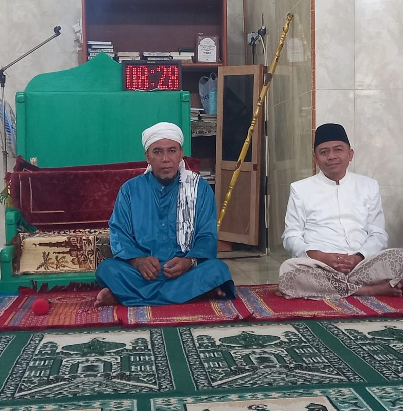 Anggota Komisi II DPRD kabupaten Kepulauan Sangihe, Jais Salele bersama Ahmad Bakari selaku Khotib pada sholat Idul Fitri 1447 H