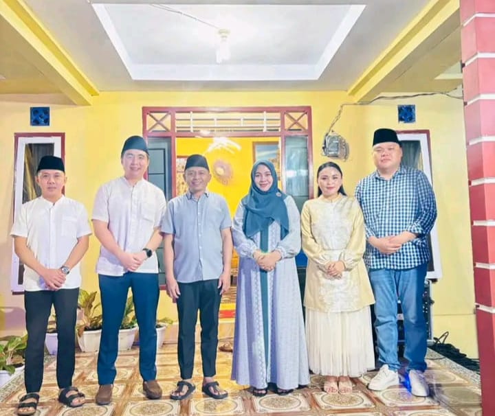 (Foto Kanan) Wakil Bupati Tendris Bulahari, Wakil TP-PKK Ny Agnes Bulahari Waluko, Owner Ceria Mart Yulianti Parimalang, Anggota DPRD Sangihe Jais Salele, Bupati Sangihe Michael Thungari, Wakil Ketua DPRD II Marvein Hontong