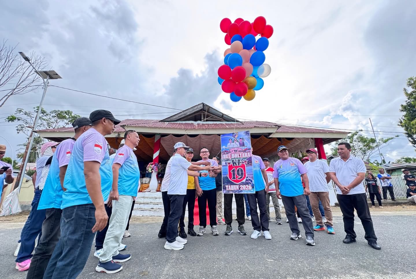 Pemerintah Kabupaten Bolaang Mongondow Utara (Boltara) resmi membuka gelaran Open Tournament Sepak Bola Bupati Boltara Cup 2026, Sabtu (11/04/2026), yang ditandai dengan pelepasan balon ke udara serta tendangan bola pertama oleh Bupati Boltara, Dr. Sirajudin Lasena, SE., M.Ec.Dev.