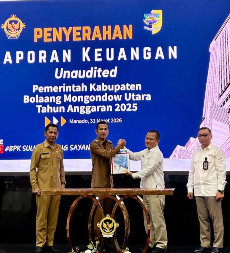 Wabup Boltara, Moh. Aditya Pontoh do dampingi Sekretaris Daerah menyerahkan LUPA Unaudited tahun 2025 kepada BPK RI perwakilan Sulut