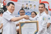 Wakil Bupati Boltara, Moh. Aditya Pontoh dan Wakil Gubernur Sulut saat prosesi penyerahan penghargaan 