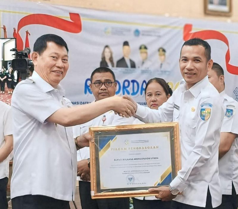 Wakil Bupati Boltara, Moh. Aditya Pontoh dan Wakil Gubernur Sulut saat prosesi penyerahan penghargaan 