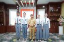 Bupati Boltara Dr. Sirajudin Lasena bersama Empat Siswa-siswi calon Paskibraka asal Boltara yang akang mengikuti seleksi tingkat Nasional dan Provinsi