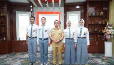Bupati Boltara Dr. Sirajudin Lasena bersama Empat Siswa-siswi calon Paskibraka asal Boltara yang akang mengikuti seleksi tingkat Nasional dan Provinsi