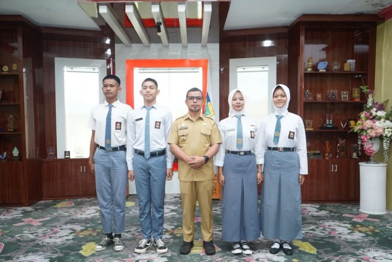 Bupati Boltara Dr. Sirajudin Lasena bersama Empat Siswa-siswi calon Paskibraka asal Boltara yang akang mengikuti seleksi tingkat Nasional dan Provinsi