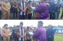 Kajati Sulut Jacob Hendrik Pattipeilohy didampingi Ketua Ikatan Adhyaksa Dharmakarini (IAD) Wilayah Sulut, ny. Yulis Hendrik bersama rombongan diterima prosesi adat Sangihe 