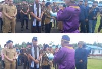 Kajati Sulut Jacob Hendrik Pattipeilohy didampingi Ketua Ikatan Adhyaksa Dharmakarini (IAD) Wilayah Sulut, ny. Yulis Hendrik bersama rombongan diterima prosesi adat Sangihe 