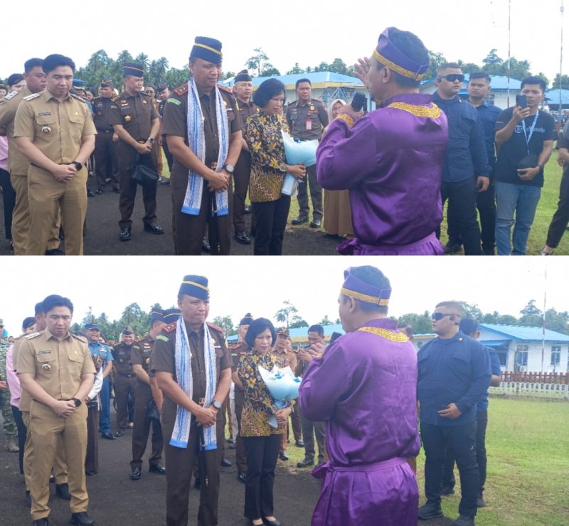 Kajati Sulut Jacob Hendrik Pattipeilohy didampingi Ketua Ikatan Adhyaksa Dharmakarini (IAD) Wilayah Sulut, ny. Yulis Hendrik bersama rombongan diterima prosesi adat Sangihe 