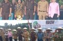 Bupati Kabupaten Kepulauan Sangihe  Michael Thungari dan Kajati Sulut Jacob Hendrik Pettilohy serta Forkompinda melakukan penanaman bibit cabai.
