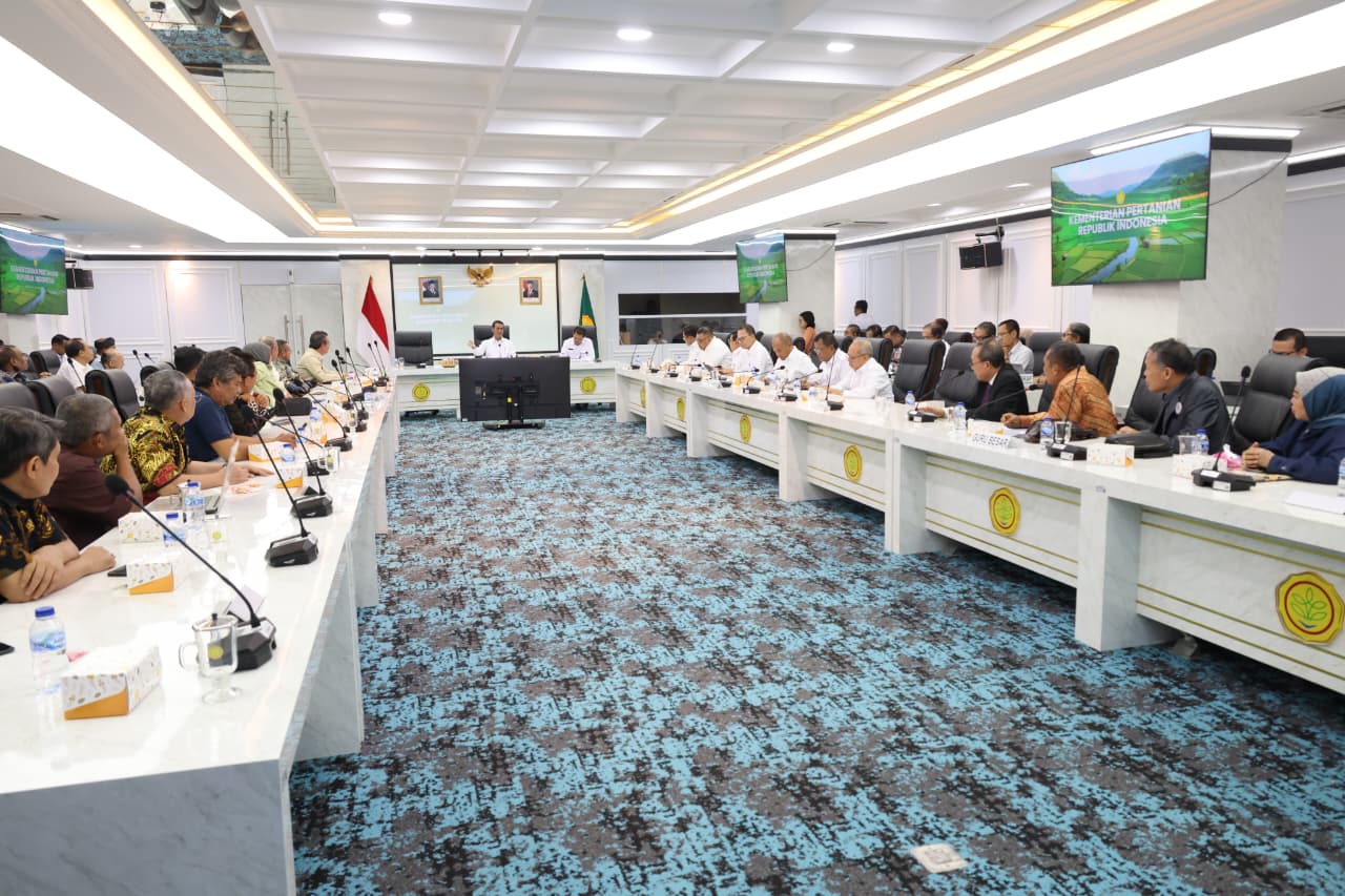 Komitmen Pemerintah Kabupaten Bolaang Mongondow Utara (Boltara) dalam memperkuat sektor pertanian kembali membuahkan hasil. Bupati Boltara, Dr. Sirajudin Lasena, SE.,M.Ec.Dev mendapat sambutan langsung dari Menteri Pertanian dalam pertemuan bersama sejumlah kepala daerah di ruang kerja Menteri Pertanian