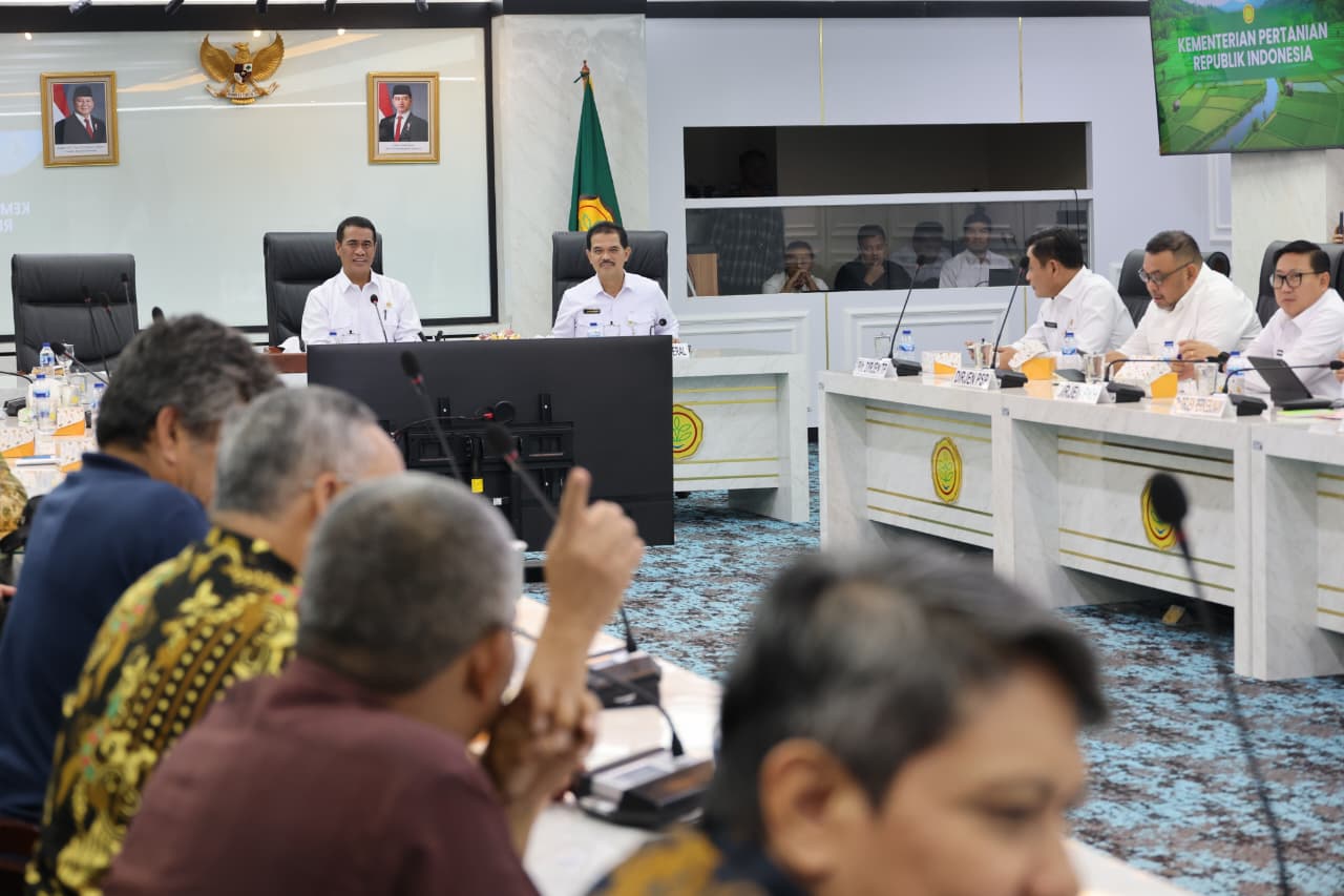 Komitmen Pemerintah Kabupaten Bolaang Mongondow Utara (Boltara) dalam memperkuat sektor pertanian kembali membuahkan hasil. Bupati Boltara, Dr. Sirajudin Lasena, SE.,M.Ec.Dev mendapat sambutan langsung dari Menteri Pertanian dalam pertemuan bersama sejumlah kepala daerah di ruang kerja Menteri Pertanian