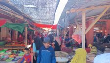 Interaksi antara pedagang dan pembeli di Pasar Rakyat Boroko