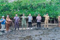 Bupati Kabupaten Kepulauan Sangihe Michael Thungari Memimpin Langsung Aski Penanaman Pohon Mangrove di Teluk Talengen