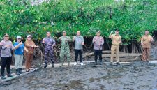 Bupati Kabupaten Kepulauan Sangihe Michael Thungari Memimpin Langsung Aski Penanaman Pohon Mangrove di Teluk Talengen