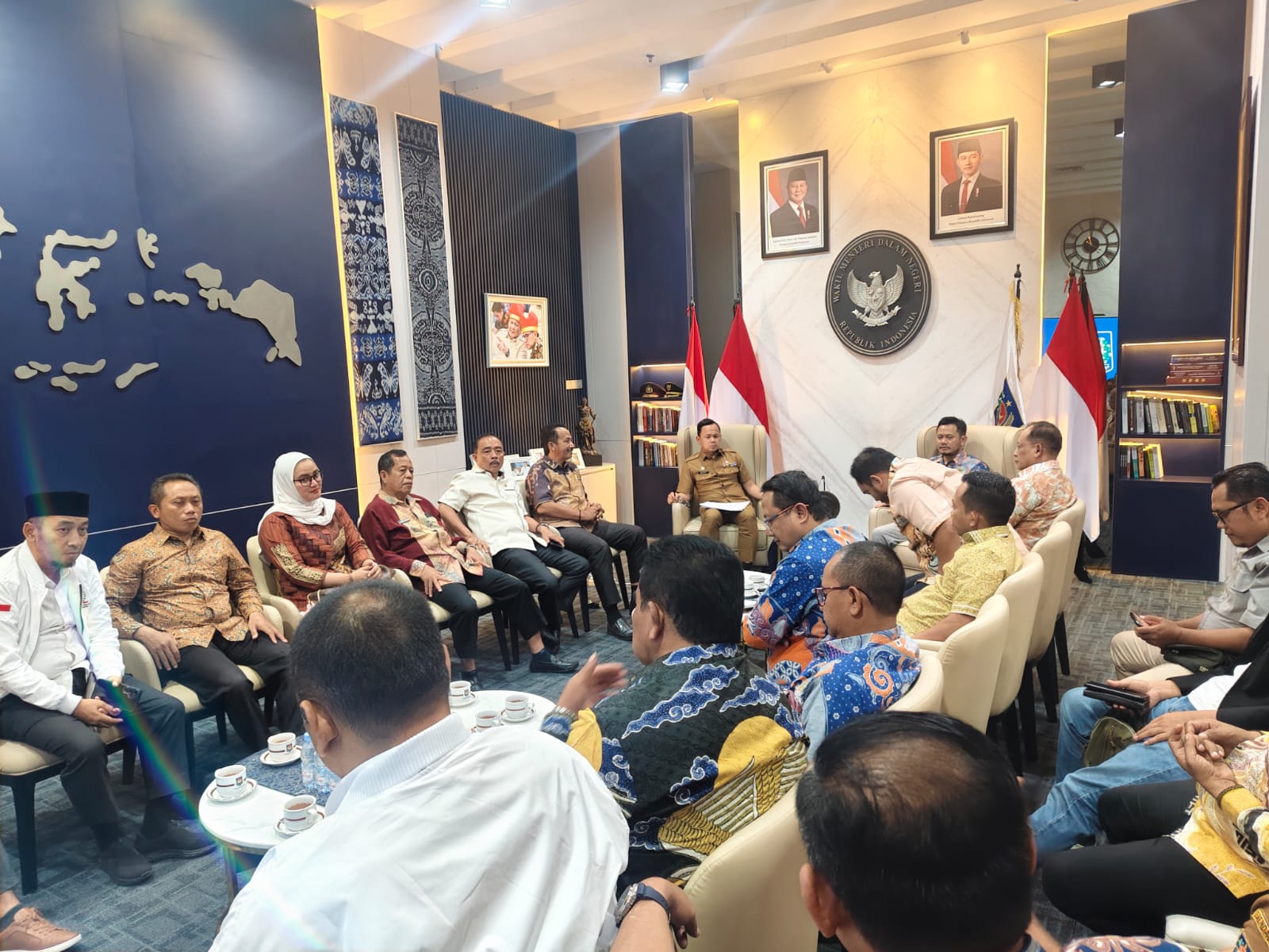 Komitmen memperjuangkan kepentingan masyarakat Kabupaten Bolaang Mongondow Utara (Boltara) di tingkat nasional kembali ditunjukkan Wakil Ketua Dewan Perwakilan Rakyat Daerah (DPRD) Boltara, Saiful Ambarak, S.Pd.I. Politisi Partai Golkar itu melakukan audiensi dengan Wakil Menteri Dalam Negeri Republik Indonesia, Bima Arya Sugiarto, guna menyampaikan sejumlah aspirasi strategis yang dinilai sangat berpengaruh terhadap pembangunan dan pelayanan publik di daerah.