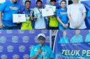 Wakil Bupati Sangihe Tendris Bulahari, Ketua TP-PKK Sangihe Ny Cherry Thungari Soeyoenus, Wakil Ketua TP-PKK Sangihe Ny Agnes Bulahari Walukow bersama Para Juara Pemenang Lomba Kelas Pakura
serta Ketua Dekopinda Sangihe Aziz Maaling