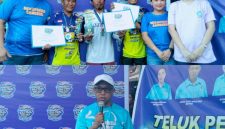 Wakil Bupati Sangihe Tendris Bulahari, Ketua TP-PKK Sangihe Ny Cherry Thungari Soeyoenus, Wakil Ketua TP-PKK Sangihe Ny Agnes Bulahari Walukow bersama Para Juara Pemenang Lomba Kelas Pakura
serta Ketua Dekopinda Sangihe Aziz Maaling