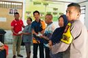 Penyaluran secara simbolis oleh Kapitalaung Kampung Bahu, Bendahara Kampung Bahu dan Bhabinkamtibmas Kampung Bahu Kepada 3 Masyarakat Kampung Bahu.