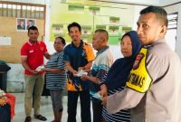 Penyaluran secara simbolis oleh Kapitalaung Kampung Bahu, Bendahara Kampung Bahu dan Bhabinkamtibmas Kampung Bahu Kepada 3 Masyarakat Kampung Bahu.