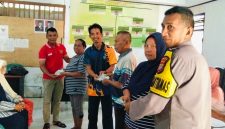 Penyaluran secara simbolis oleh Kapitalaung Kampung Bahu, Bendahara Kampung Bahu dan Bhabinkamtibmas Kampung Bahu Kepada 3 Masyarakat Kampung Bahu.
