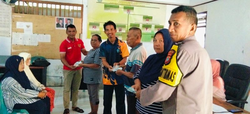 Penyaluran secara simbolis oleh Kapitalaung Kampung Bahu, Bendahara Kampung Bahu dan Bhabinkamtibmas Kampung Bahu Kepada 3 Masyarakat Kampung Bahu.