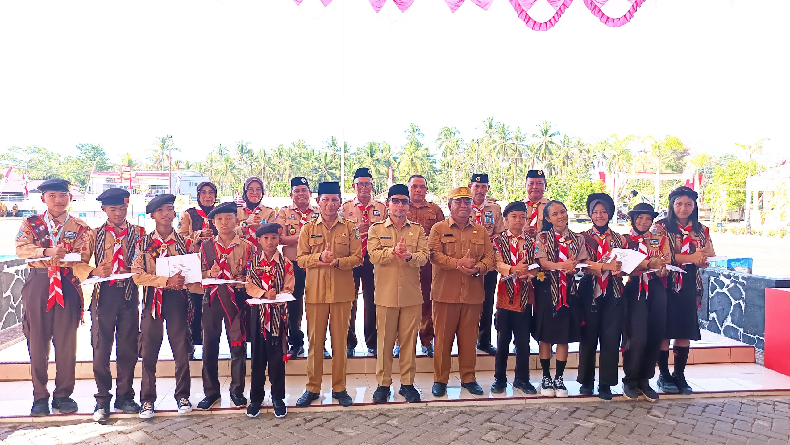 Bupati Bolaang Mongondow Utara (Boltara), Dr. Sirajudin Lasena, SE., M.Ec.Dev, menerima sekaligus menyerahkan piagam penghargaan kepada Kontingen Kwartir Cabang (Kwarcab) Gerakan Pramuka Boltara yang telah mengikuti Jambore Nasional (Jamnas) XII Tahun 2026.