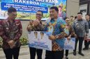 Bupati Boltara menerima bantuan satu unit pompa air dari Pemerintah Provinsi Sulawesi Utara