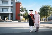 Ghefira Tempongbuka bersama ibunda tercinta (istimewa) 