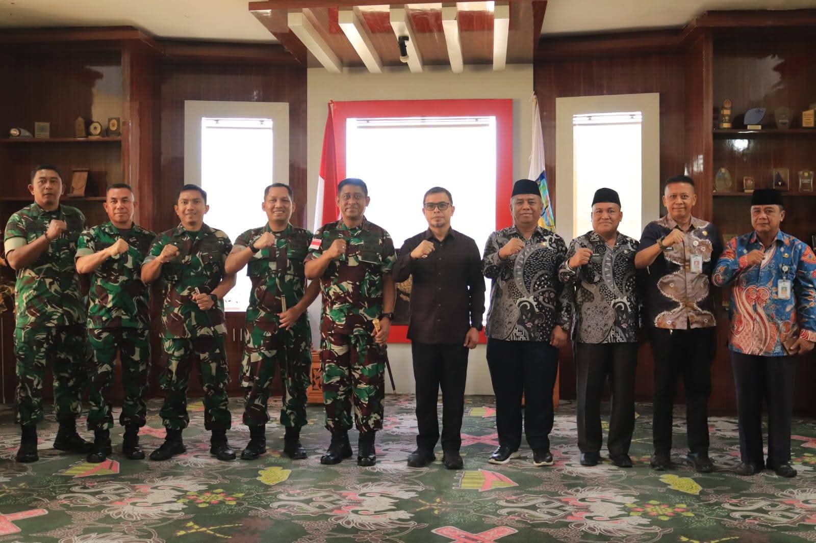 Bupati Bolaang Mongondow Utara (Boltara), Dr. Sirajudin Lasena, SE., M.Ec.Dev., menerima kunjungan kerja sekaligus silaturahmi Komandan Korem (Danrem) 131/Santiago, Brigjen TNI Yuri Elias Mamahi, S.I.P., M.Han., CGCAE., beserta jajaran