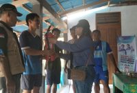 Penyerahan APAR (Alat Pemadam Ringan) oleh Ibu Merlin Beslar kepada Jebrel Makasaehe Mewakili Koordinator Relawan BELANTARA Kampung Bahu