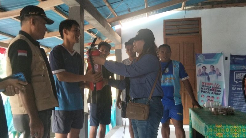 Penyerahan APAR (Alat Pemadam Ringan) oleh Ibu Merlin Beslar kepada Jebrel Makasaehe Mewakili Koordinator Relawan BELANTARA Kampung Bahu