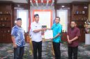 Plt Bupati Boltara Mohammad Aditya Pontoh menyerahkan SK Plt Camat Sangkub