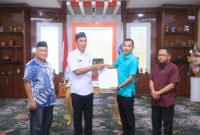 Plt Bupati Boltara Mohammad Aditya Pontoh menyerahkan SK Plt Camat Sangkub