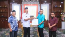Plt Bupati Boltara Mohammad Aditya Pontoh menyerahkan SK Plt Camat Sangkub