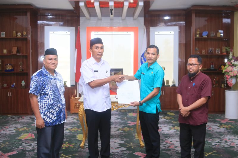 Plt Bupati Boltara Mohammad Aditya Pontoh menyerahkan SK Plt Camat Sangkub