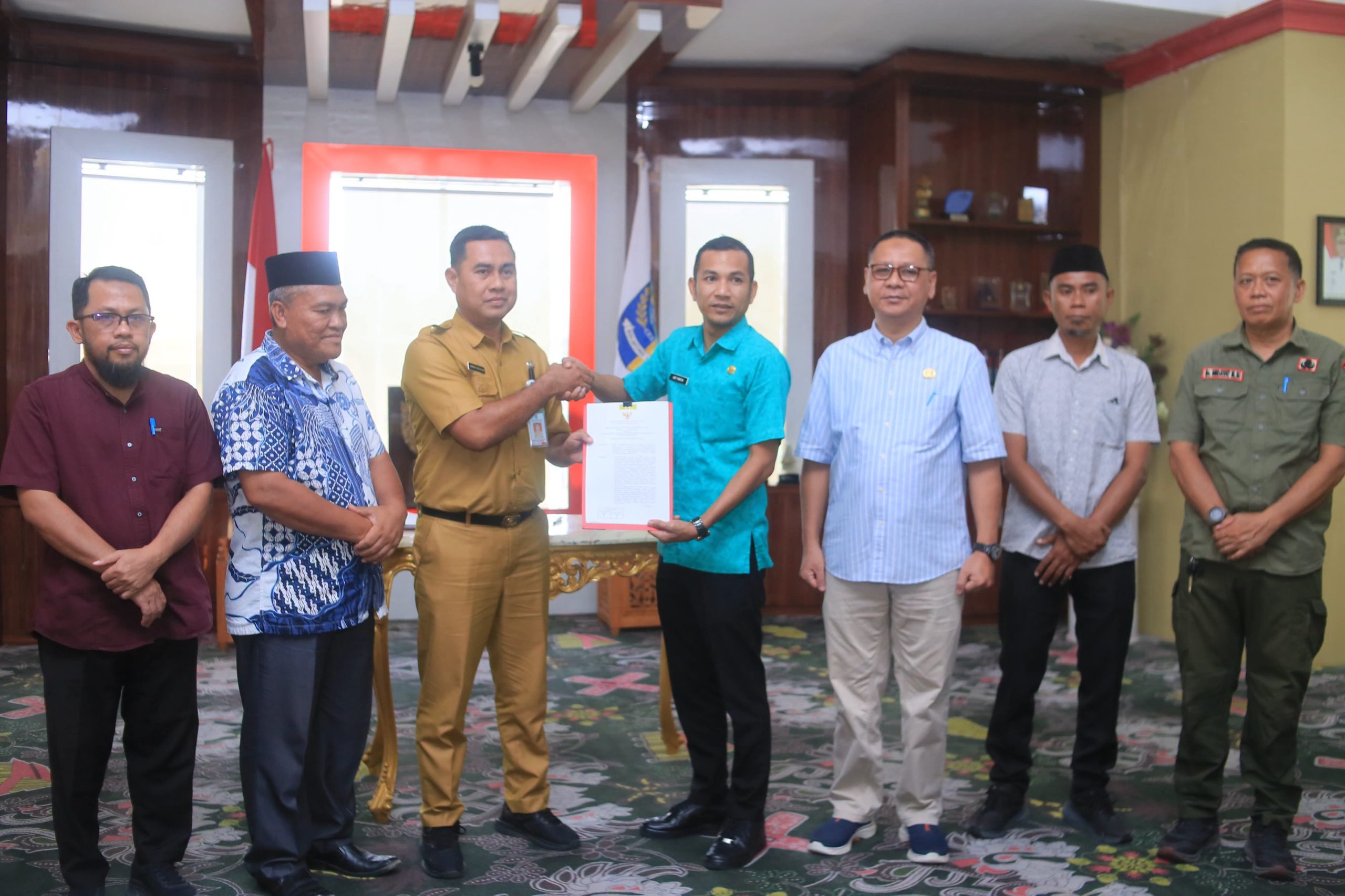 Pelaksana Tugas (Plt.) Bupati Bolaang Mongondow Utara (Boltara), Moh. Aditya Pontoh, S.IP., menyerahkan Surat Perintah Pelaksana Tugas (Plt.) Camat Sangkub kepada Iwan Tato, S.Sos., serta Surat Keputusan (SK) Pejabat Sangadi Huntuk kepada Herman Tamasoleng, S.IP