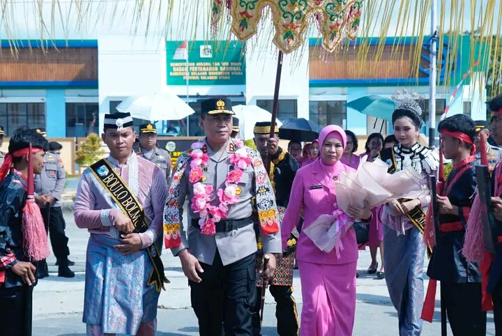Foto Irjen Pol. Yudhiawan, S.IK, SH, MH, M.Si bersama Ketua Bhayangkari Daerah ny. Yunita Yudhiawan
