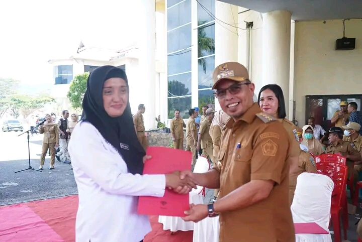 Foto PJ Bupati SJL menyerahakn SK PPPK pada salah satu pegawai Fepie Anwar Datuela, SE