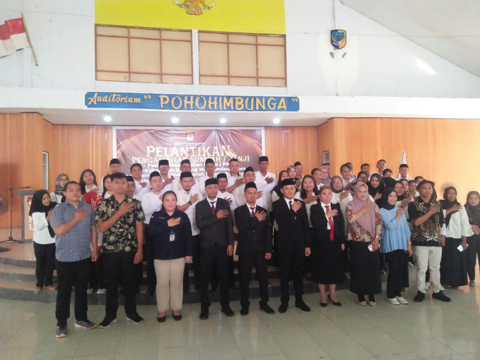 Foto istimewa Komisioner KPU Bolmut bersama anggota PPK dan PPS Kecamatan Kaidipang