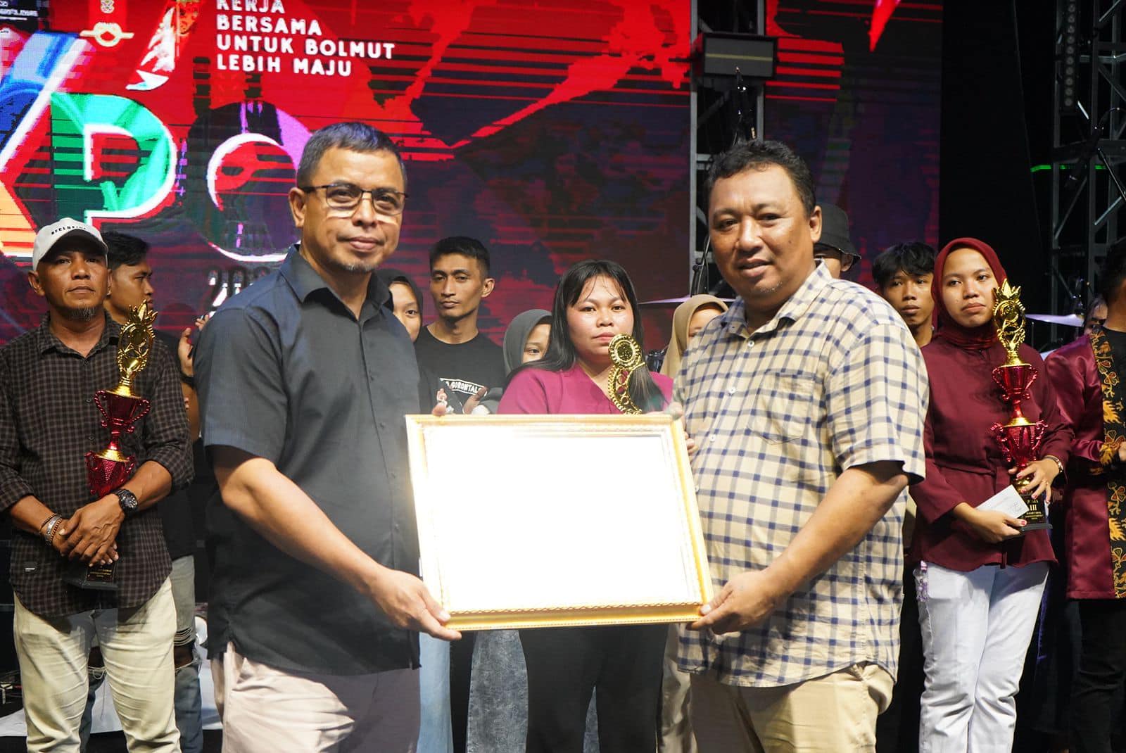 Foto istimewa piagam penghargaan tokoh peduli pers dari PWI Sulut kepada Pj Bupati Bolmut Sirajudin Lasena, diserahkan secara simbolis oleh Ketua PWI Bolmut Patris Babay