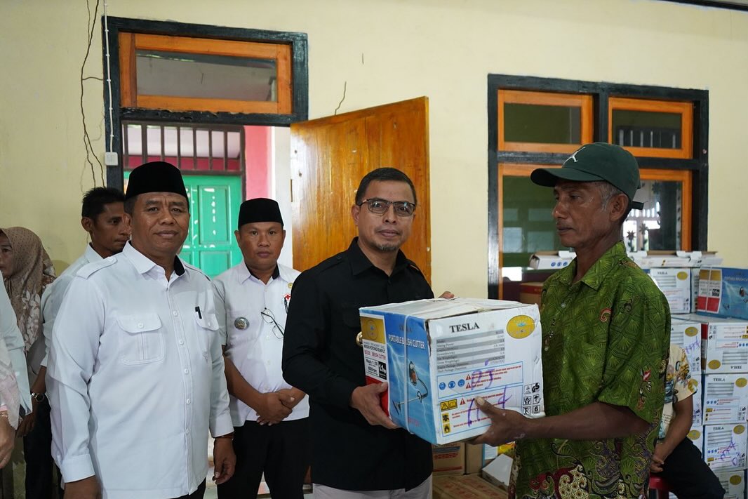 Foto Istimewa Pj Bupati Bolmut Sirajudin Lasena saat menyerahkan Alsintan guna ketahanan pangan pada masyarakat desa ollot II dan didampingi oleh Asisten II serta Camat Bolangitang Barat