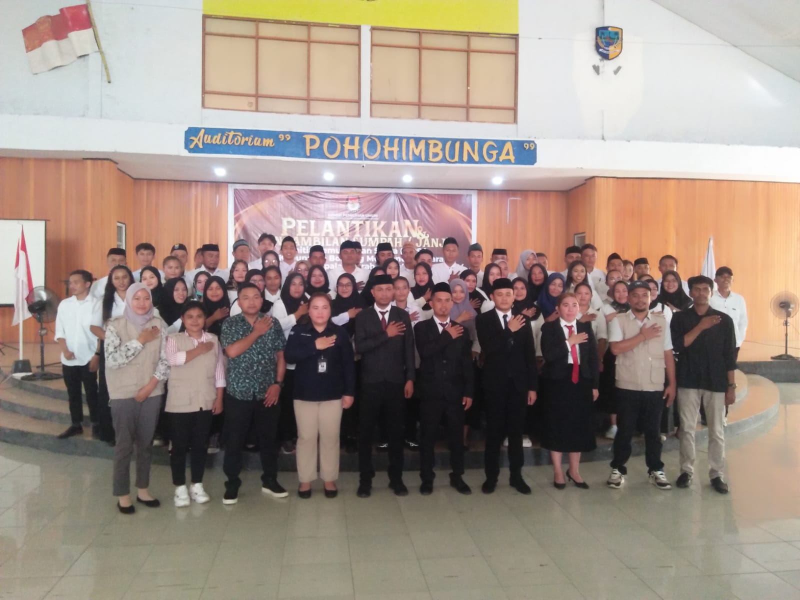 Foto istimewa Komisioner KPU Bolmut bersama anggota PPK dan PPS Kecamatan Bolangitang Timur