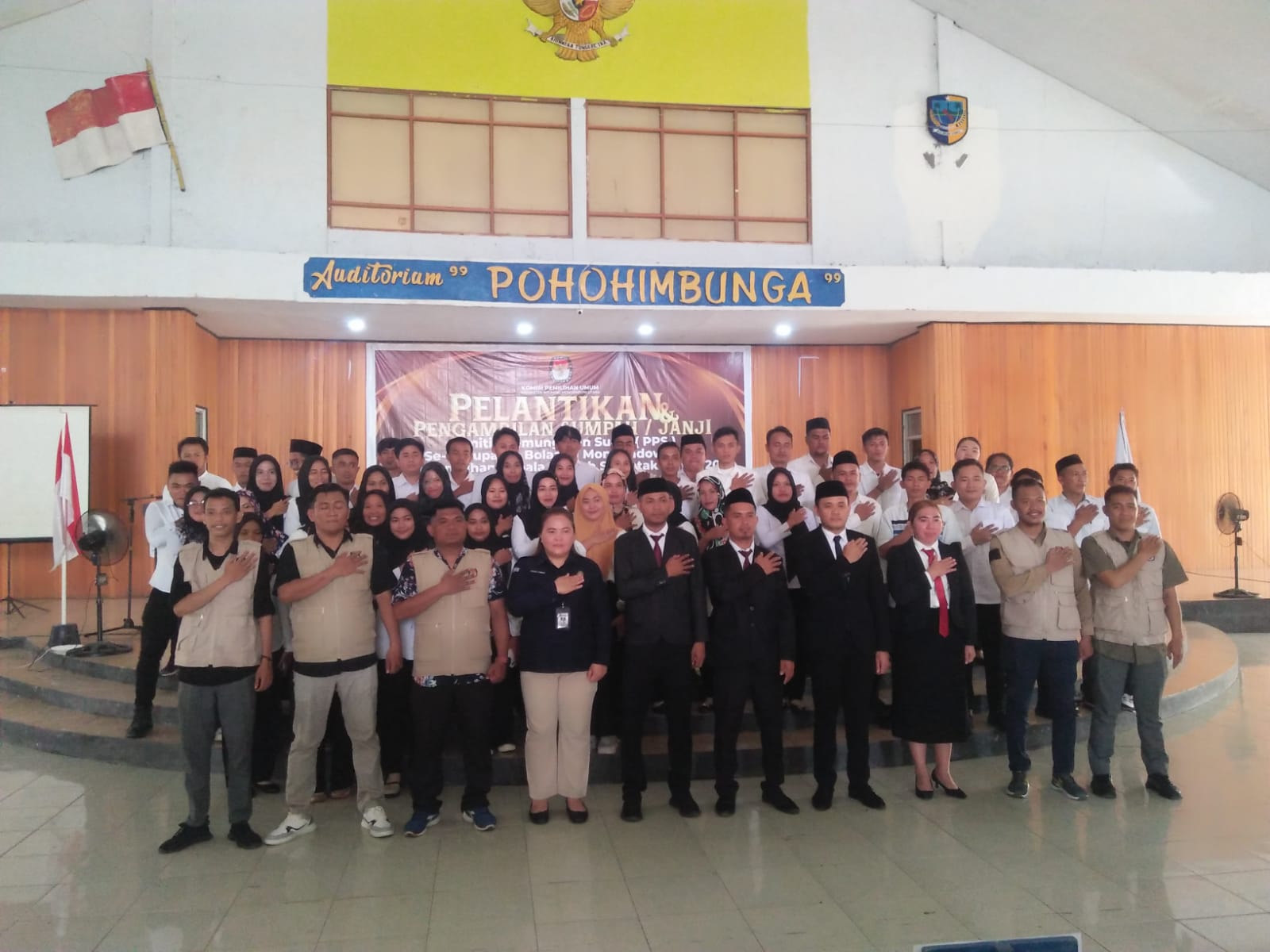 Foto istimewa Komisioner KPU Bolmut bersama anggota PPK dan PPS Kecamatan Pinogaluman